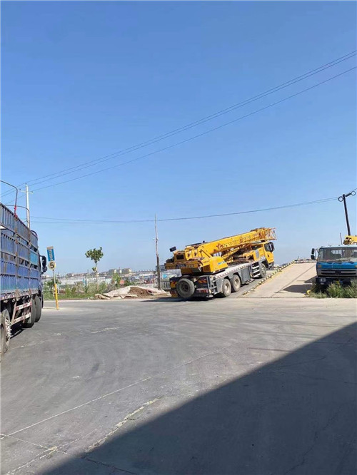 贡嘎县25吨吊车的租赁价格大概是多少？