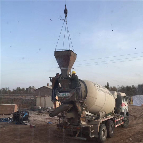 贡嘎县“精准瞄准”—— 吊车的 “定位导航” 技术