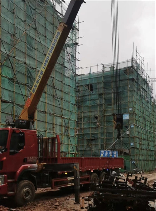 贡嘎县“慢工细活”—— 吊车的 “微动控制” 技术